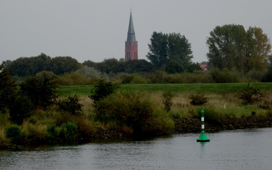 Die Weser bei Nienburg mit der St.-Martins-Kirche im Hintergrund