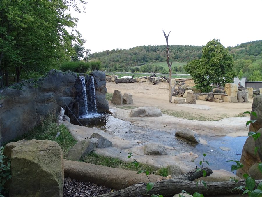 Zoo Praha mit Wasserfall im Hintergrund