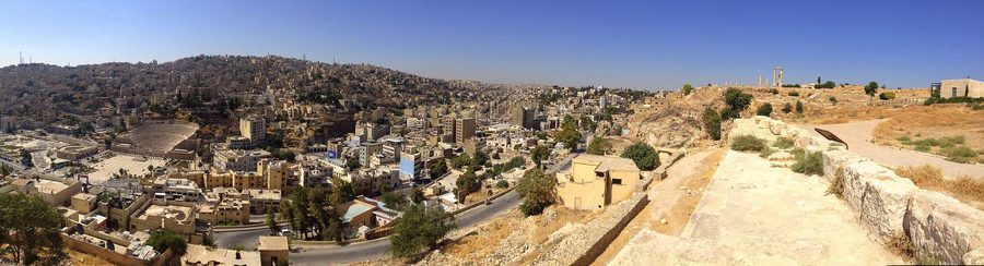 Blick vom Zitadellenhügel auf das Römische Theater und das Stadtzentrum von Amman