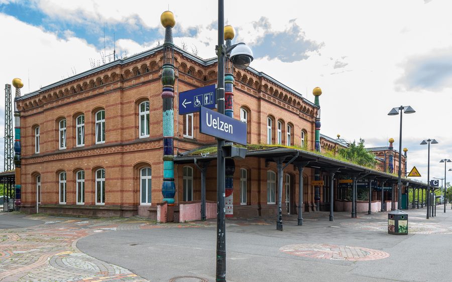 Der von Friedensreich Hundertwasser umgestaltete Bahnhof in Uelzen