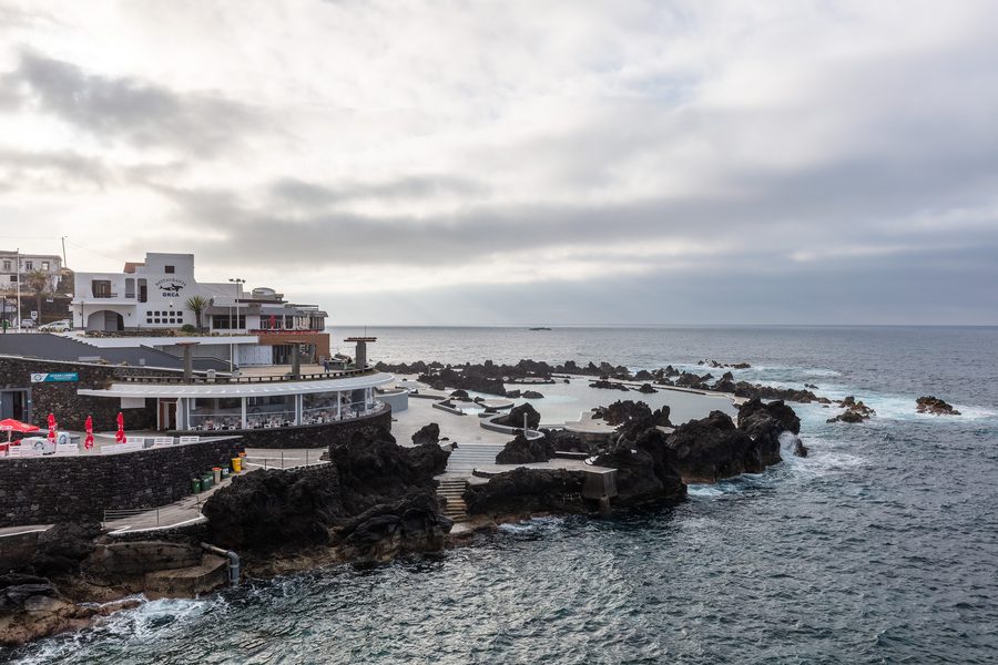 Natürliche vulkanische Meerwasserpools in Porto Moniz auf Madeira