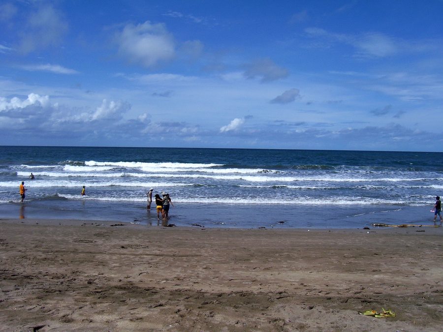 Kuta Beach mit langem Sandstrand in Badung, Bali