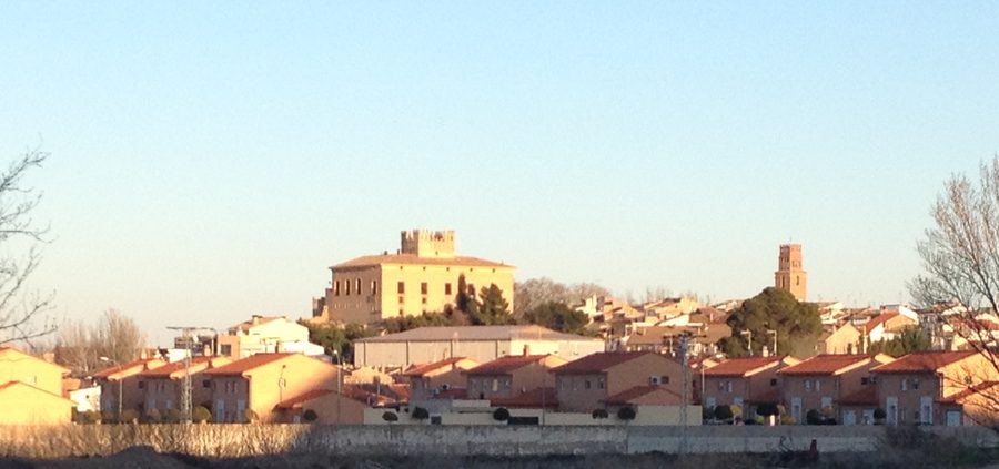 Blick auf Monteagudo in Navarra mit der Burg und der Kirche Santa María Magdalena