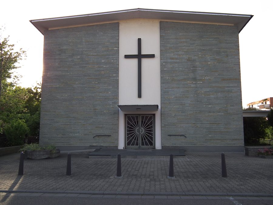Haupteingang der protestantischen Kirche in Limburgerhof
