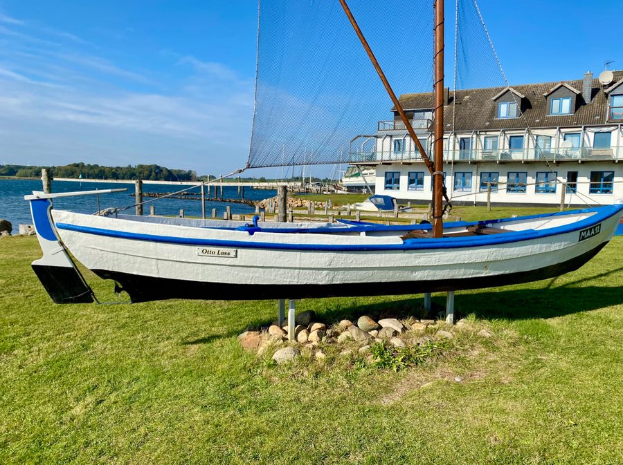 Historisches Fischerboot im Hafen von Maasholm