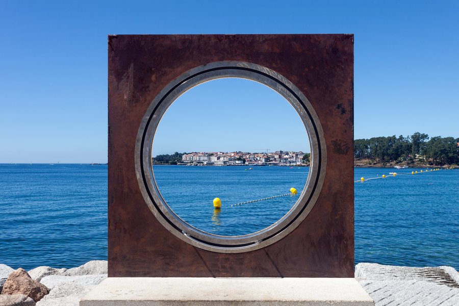 File:Escultura en Sanxenxo. Portonovo ó fondo. Galiza SX-12.jpg