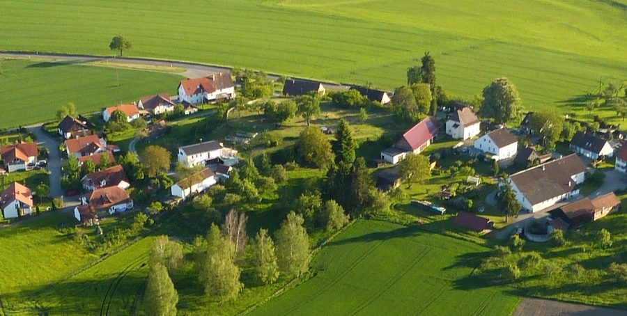 Landschaft bei Hirschegg in Eichstegen mit dem Burgstall Hirschegg