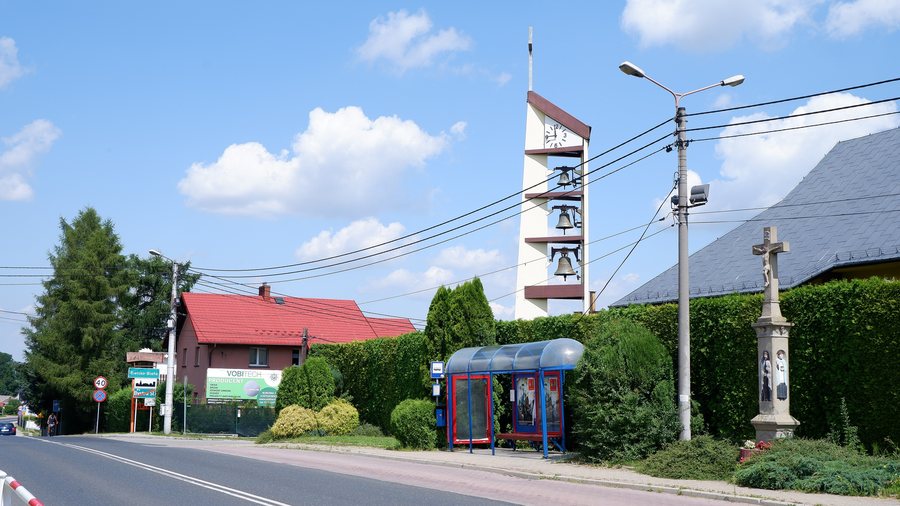 File:Bystra (powiat bielski) przystanek Bystra Szkoła i kościoł Wniebowzięcia NMP.jpg