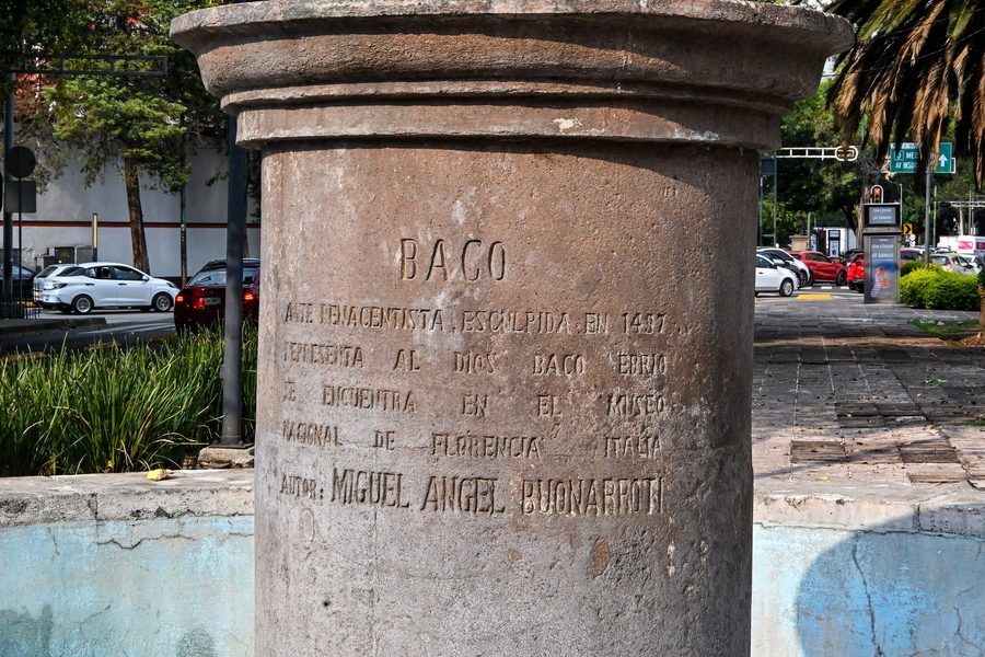 Skulptur des Bacchus an der Avenida Álvaro Obregón in Mexiko-Stadt