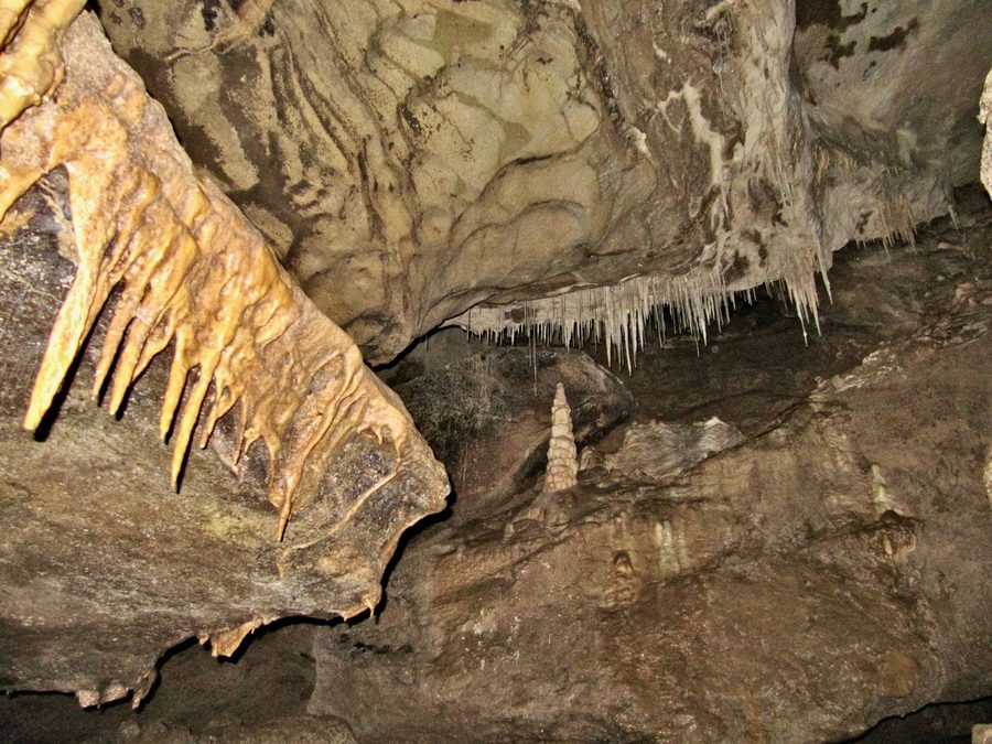 Stalaktiten und Stalagmiten in der Nikau Cave