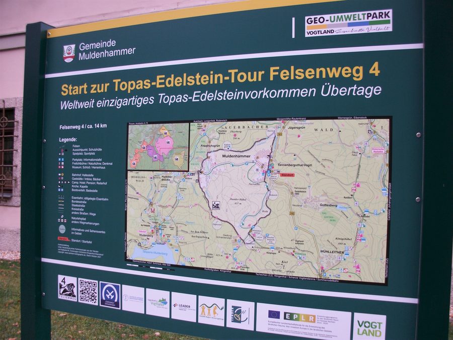 Wegweiser zum Felsenweg 4 am Herrenhaus Tannenbergsthal im Vogtland
