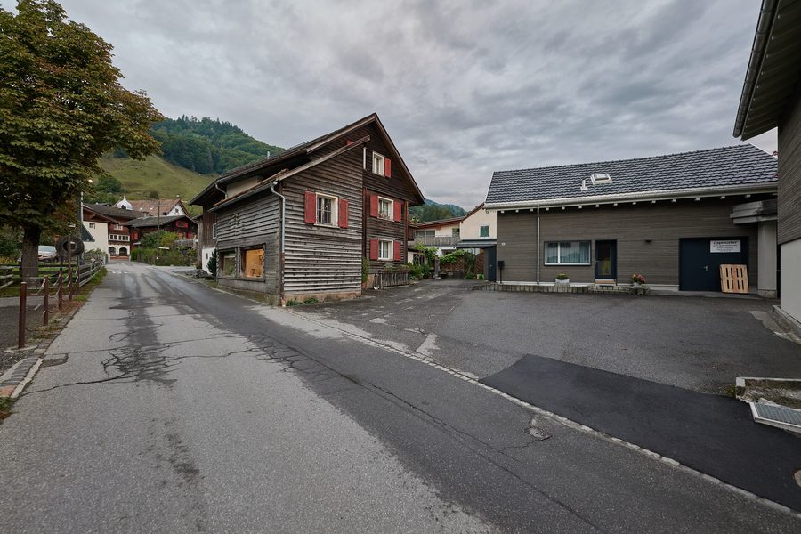 Bahnhofstrasse im Dorf Grüsch