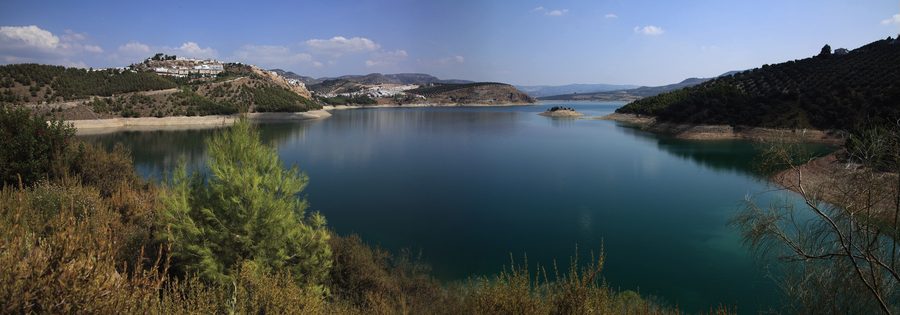 Panoramablick auf den Iznájar-Stausee in Córdoba