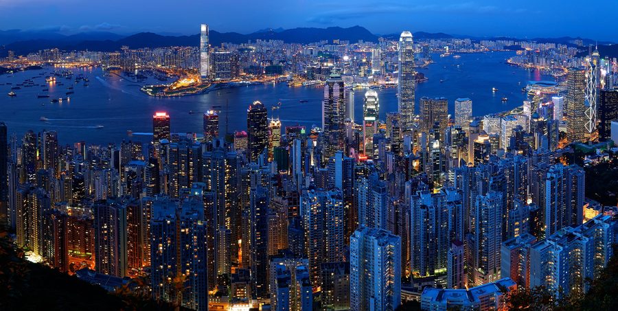 Hongkongs Skyline und Victoria Harbour bei Dämmerung