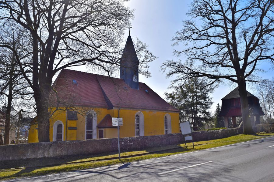 Dorfkirche Arnsdorf mit Mauerwall und separatem Glockenhaus