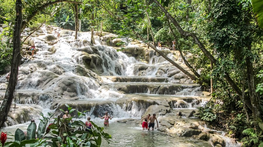 Kaskaden der Dunn’s River Falls bei Ocho Rios in Jamaika