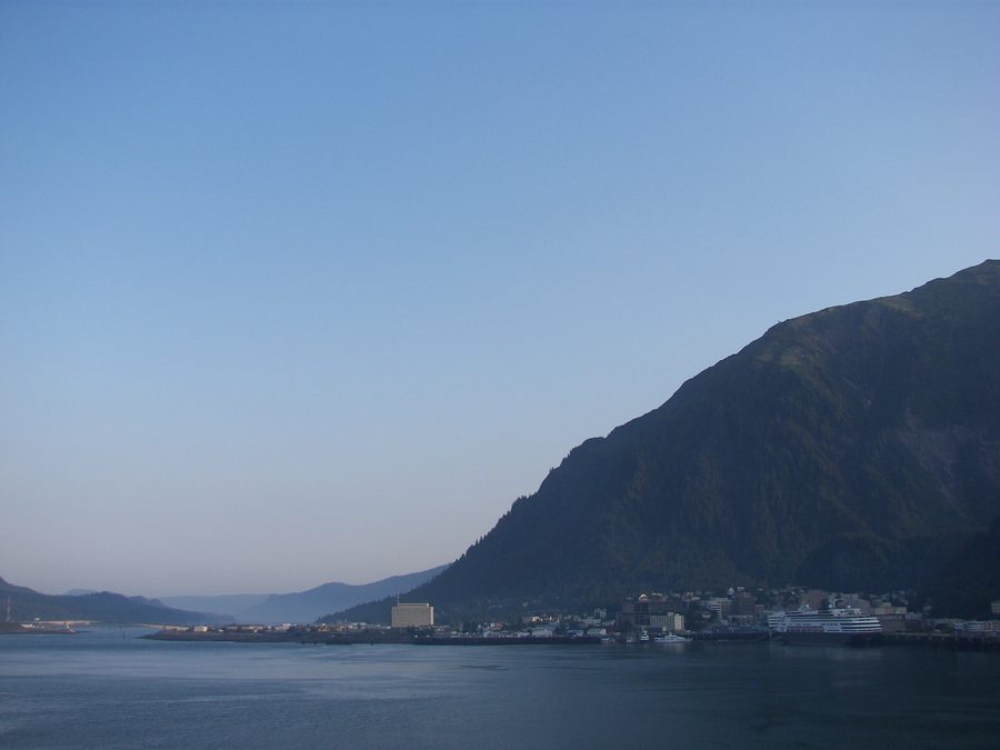Innenstadt von Juneau am Gastineau Channel mit Bergen im Hintergrund