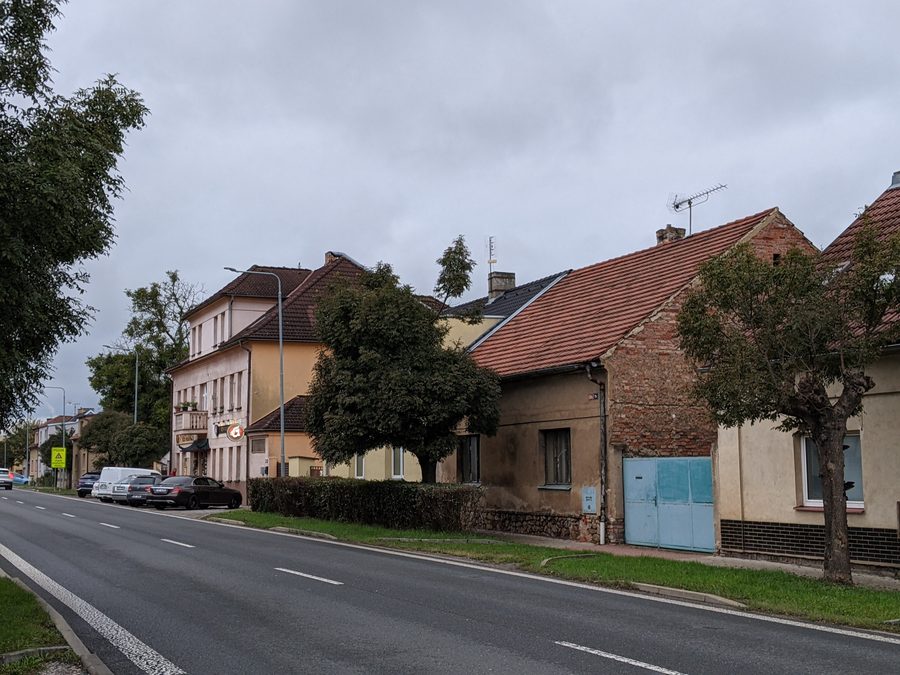 Masarykova-Straße in Rudná mit Wohnhäusern und einem Gasthaus