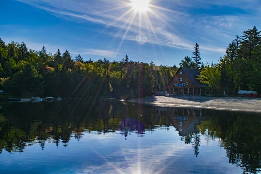Canoe Lake im Algonquin Provincial Park an einem sonnigen Tag.