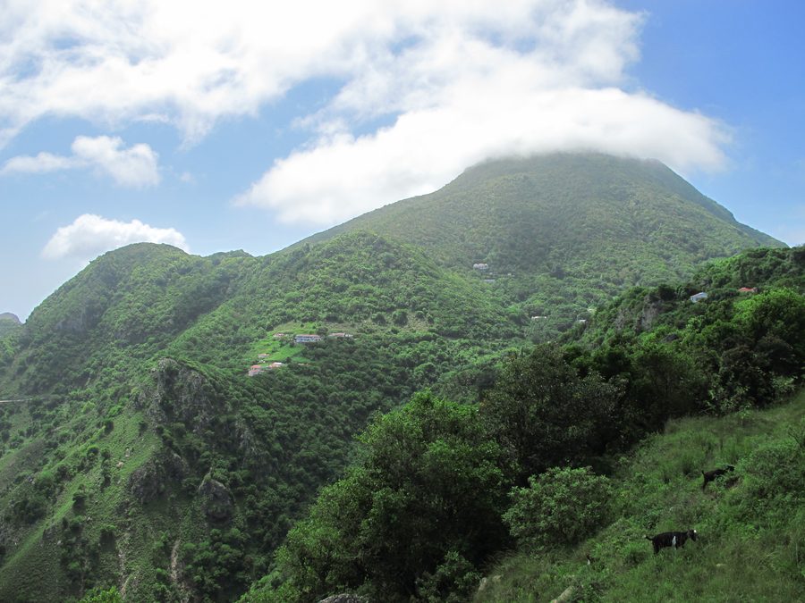Wolkenverhangener Mount Scenery auf der Insel Saba