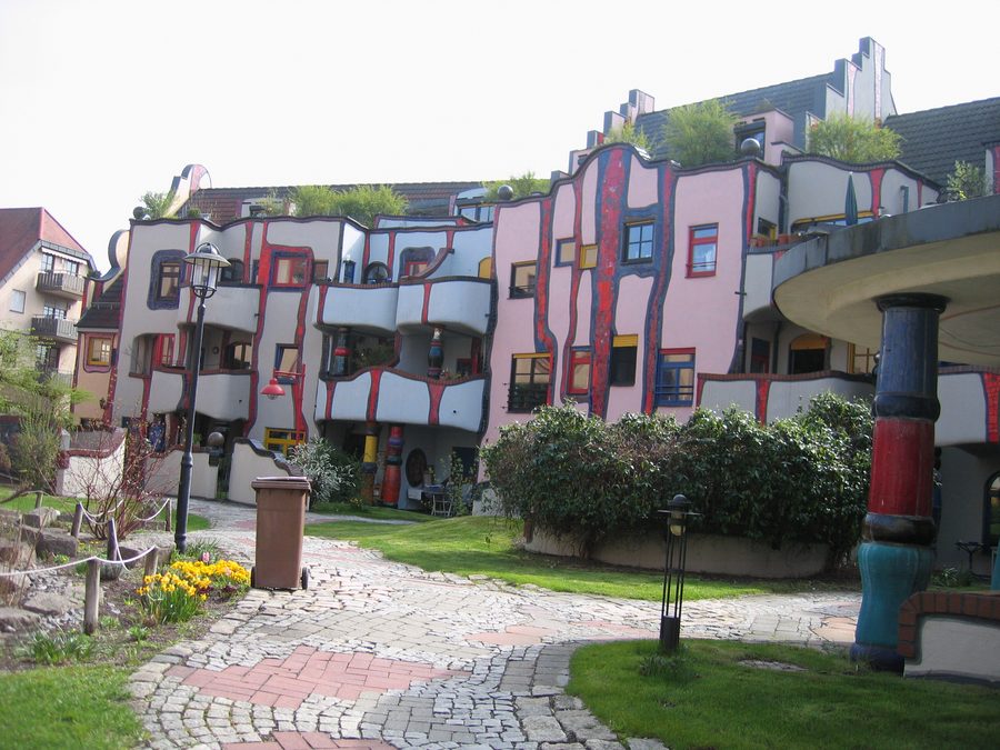 Bunt gestaltetes Hundertwasserhaus in Plochingen