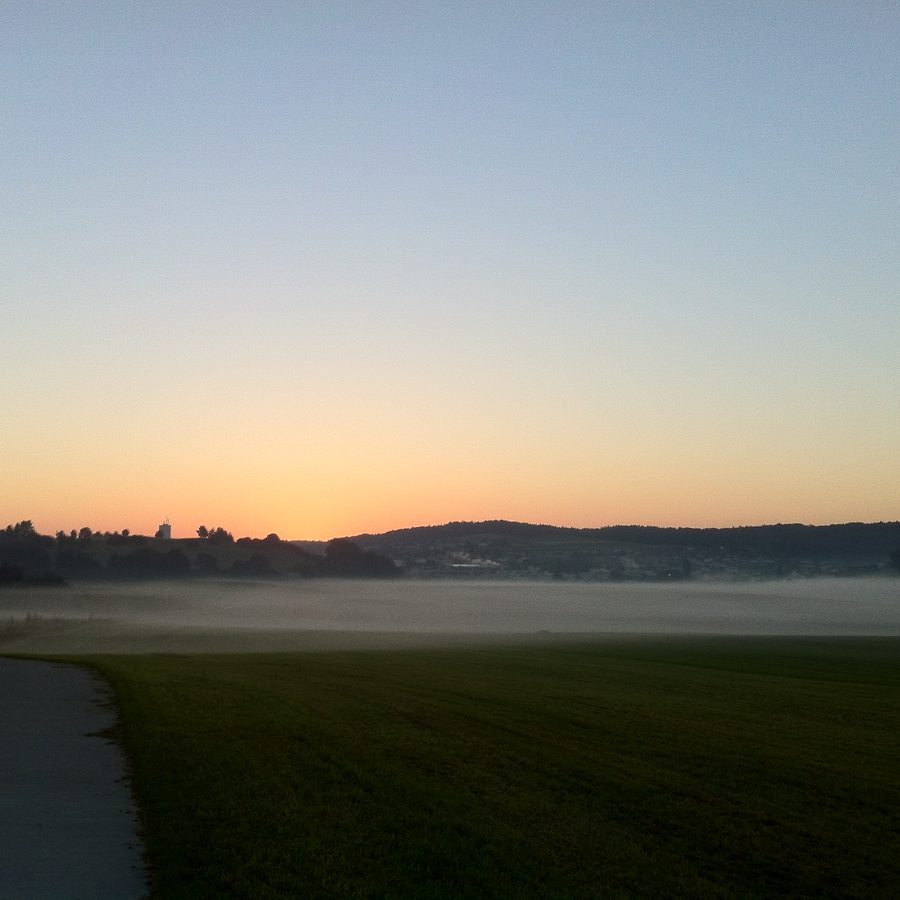 Sonnenaufgang und Nebel im Gebiet Courtepin-Wallenried