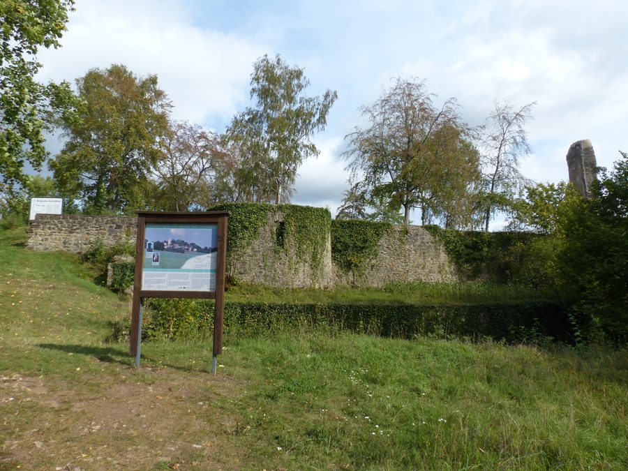 Ruinen der Burg Dollendorf in Schloßthal