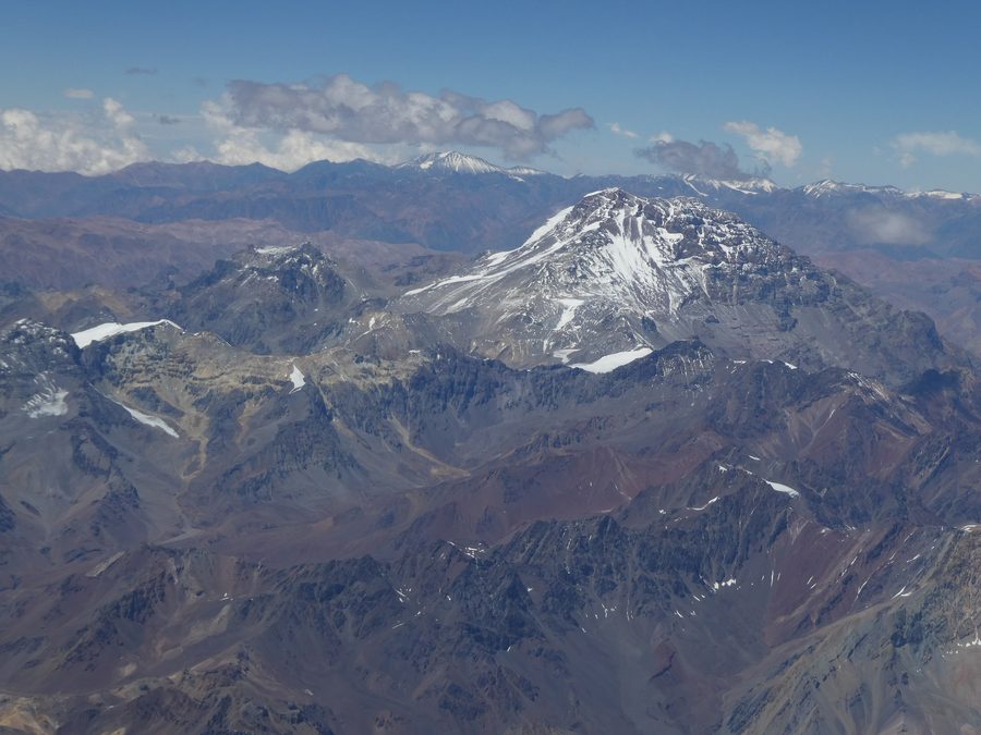 Verschneiter Aconcagua in der argentinischen Andenkette, gesehen aus einem Flugzeug