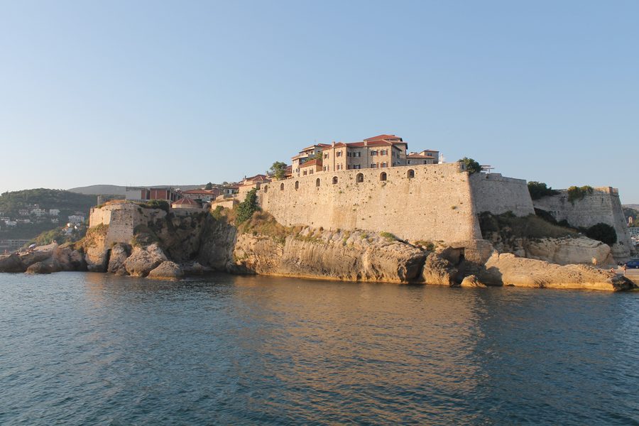 Steinerne Mauern der Altstadtfestung von Ulcinj an der montenegrinischen Küste