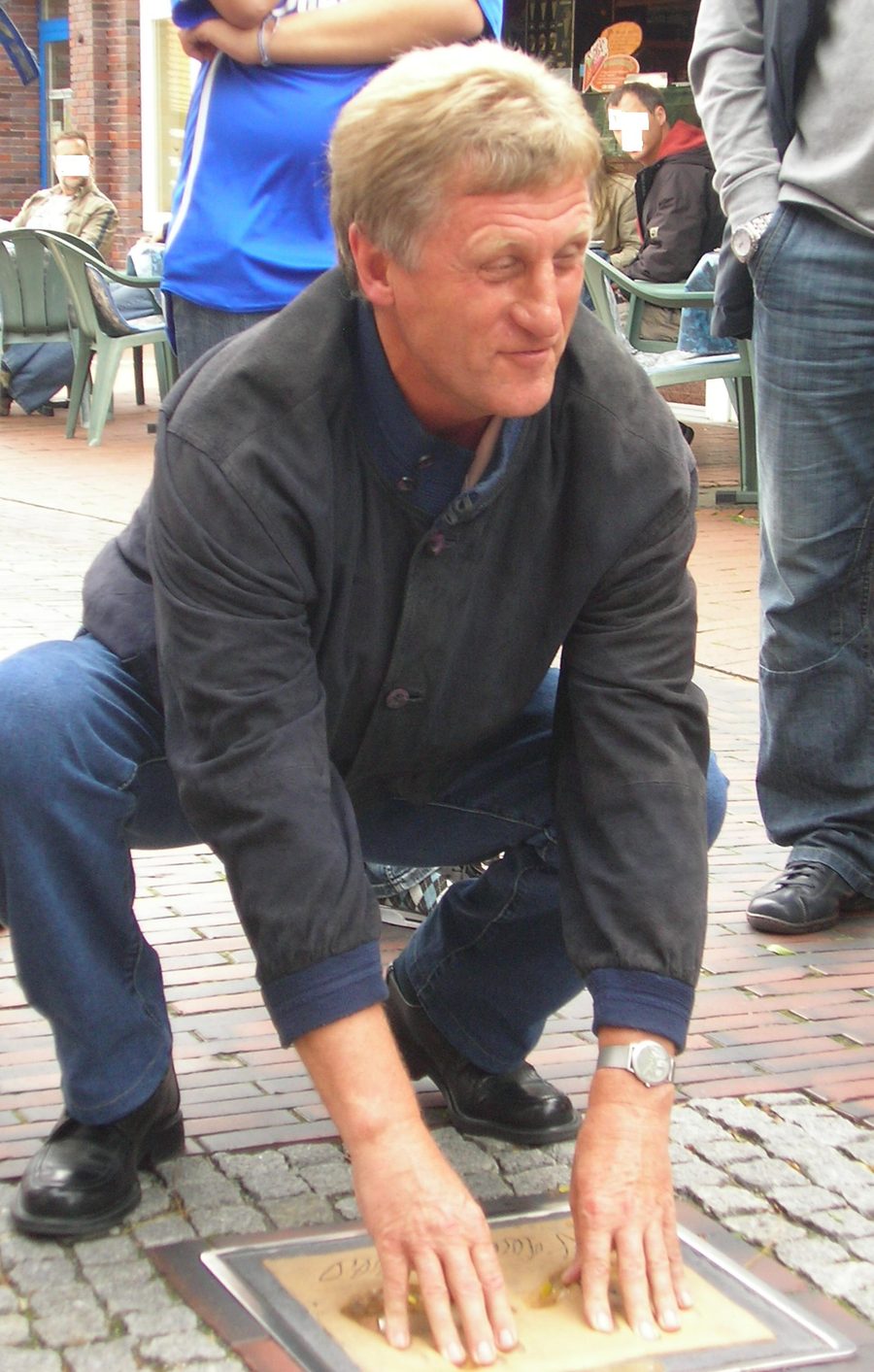 Hands of Fame in Wittmund mit Handabdrücken im Straßenbelag