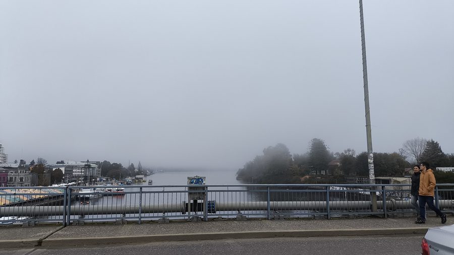 Pedro-de-Valdivia-Brücke über den Fluss in Valdivia, Chile, mit Nebel über dem Wasser