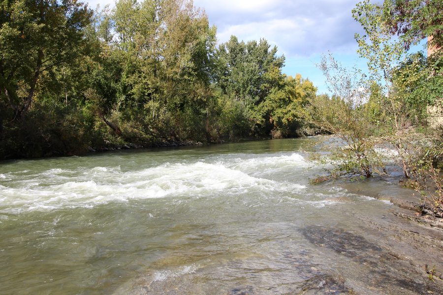 Arno-Fluss bei Giovi mit dem gegenüberliegenden Gebiet von Capolona in der Toskana