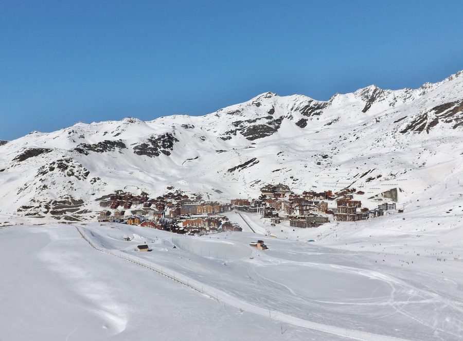 Val Thorens im Winter, ein hoch gelegenes französisches Skidorf in den Alpen