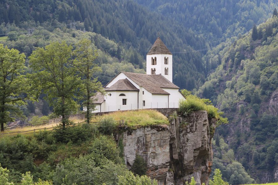 Kirche San Martino in Calonico, vom Dorf aus gesehen