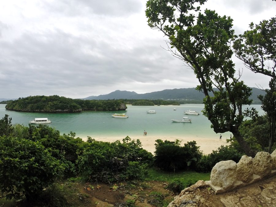 Kabira Bay auf Ishigaki mit hellem Küstenstreifen, blauem Wasser und grüner Insellandschaft