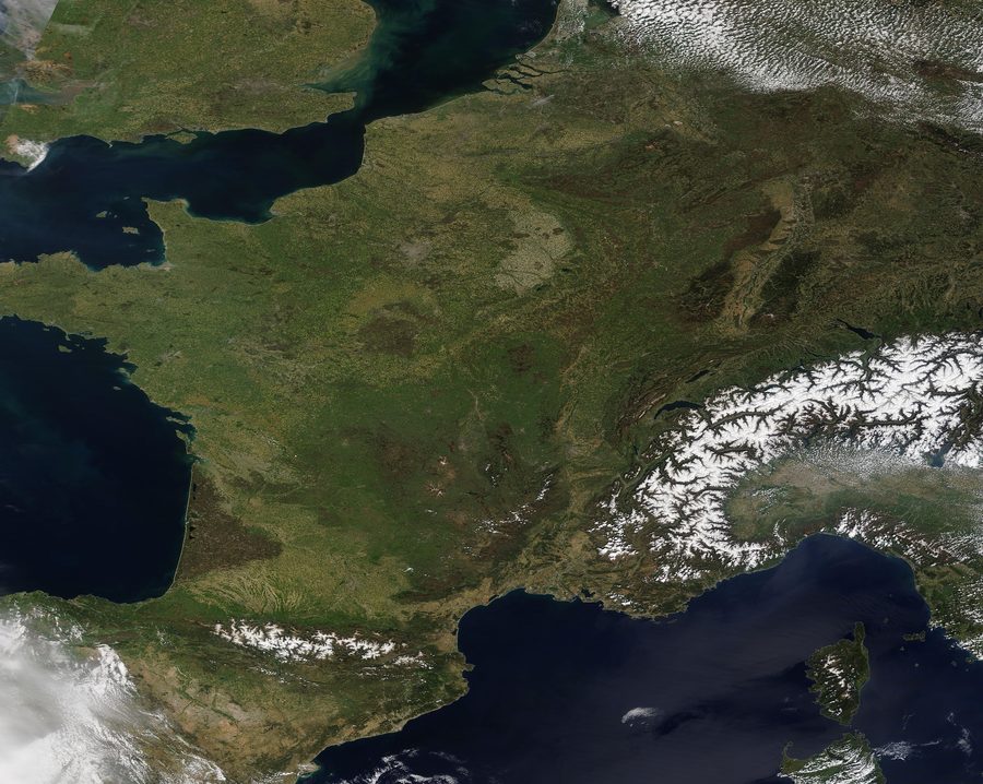 Satellitenbild von Westeuropa mit hellem Sonnenschein und einigen Wolkenfeldern.
