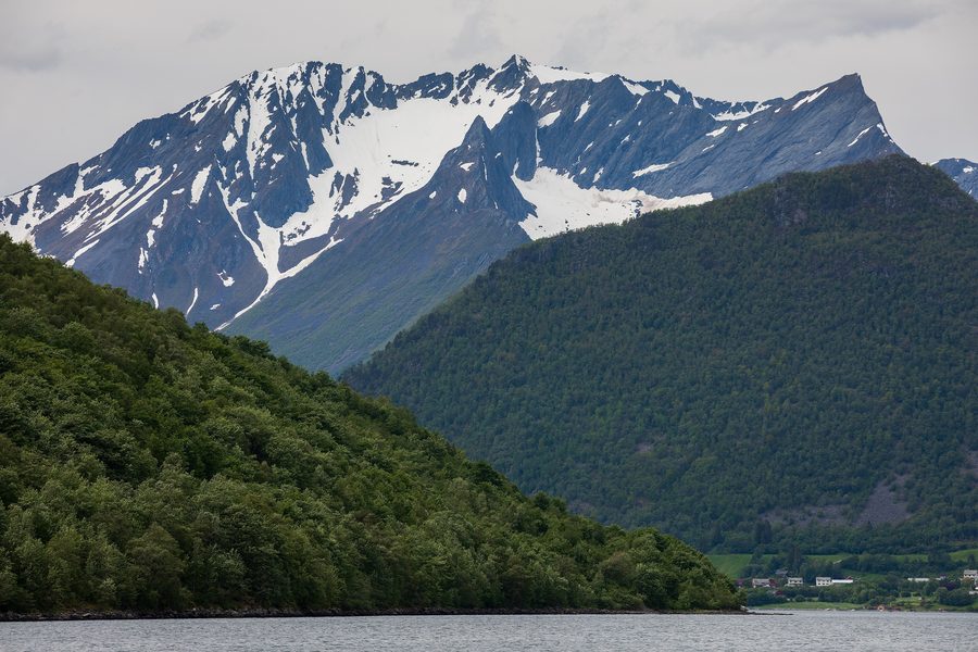 Berglandschaft mit dem Norangsfjord bei Øye in Norwegen