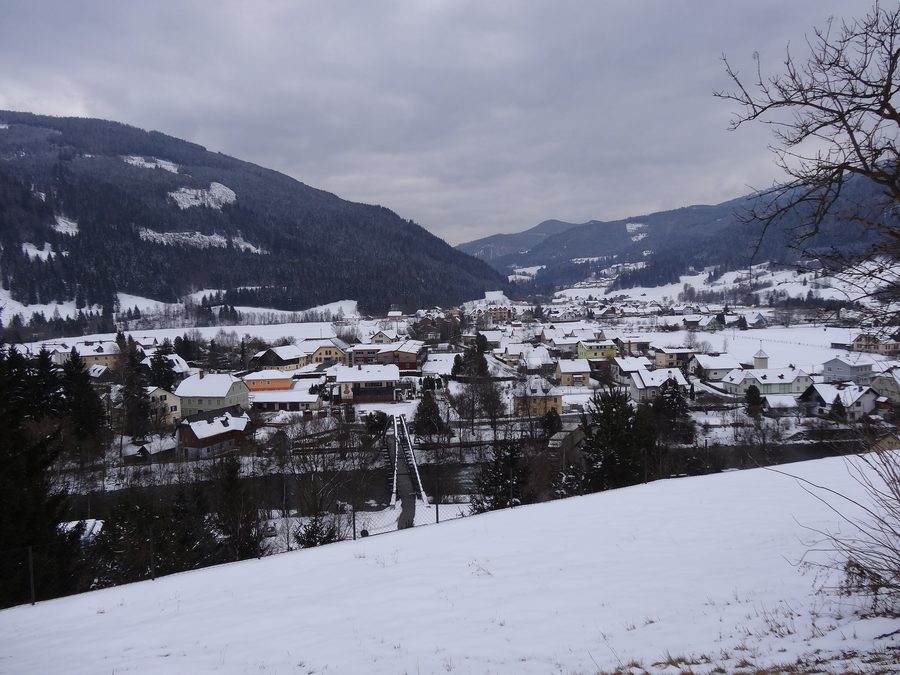 Blick auf Stadl an der Mur vor berggeprägter Landschaft