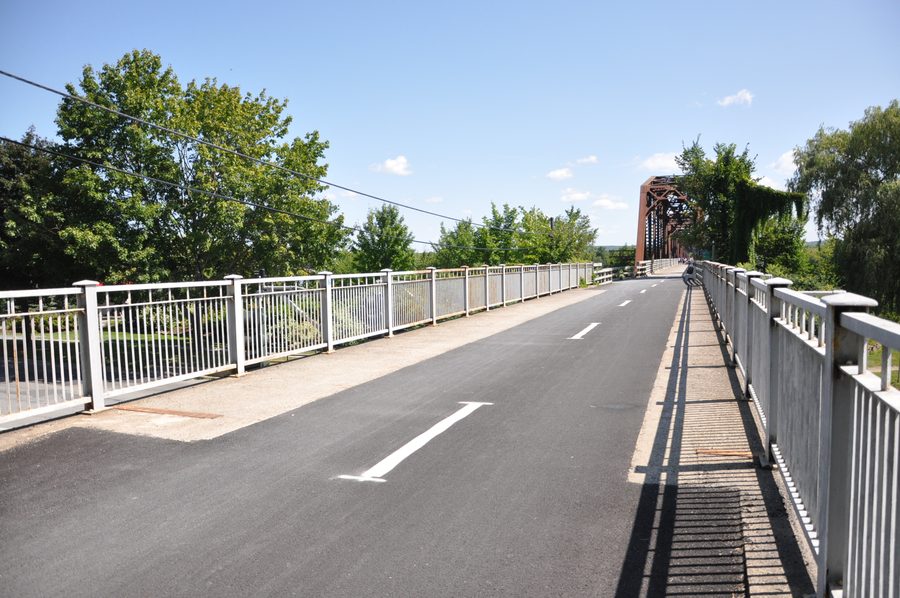 Der Fredericton Trail mit Blick auf die Brücken über den Fluss.