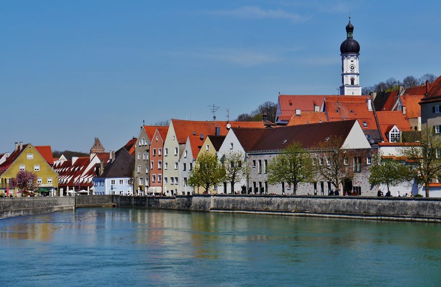 Blick über den Lech auf die historische Altstadt von Landsberg am Lech