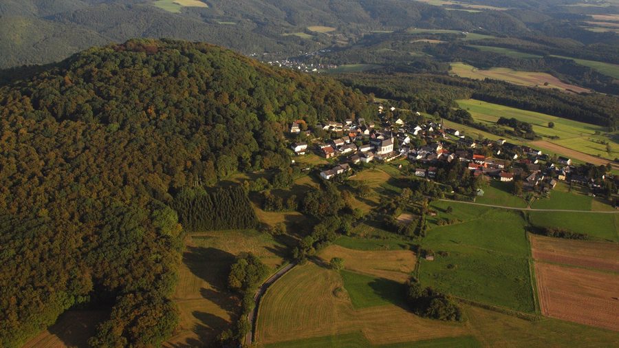 Luftaufnahme des Arembergs und der gleichnamigen Ortschaft in der Eifel
