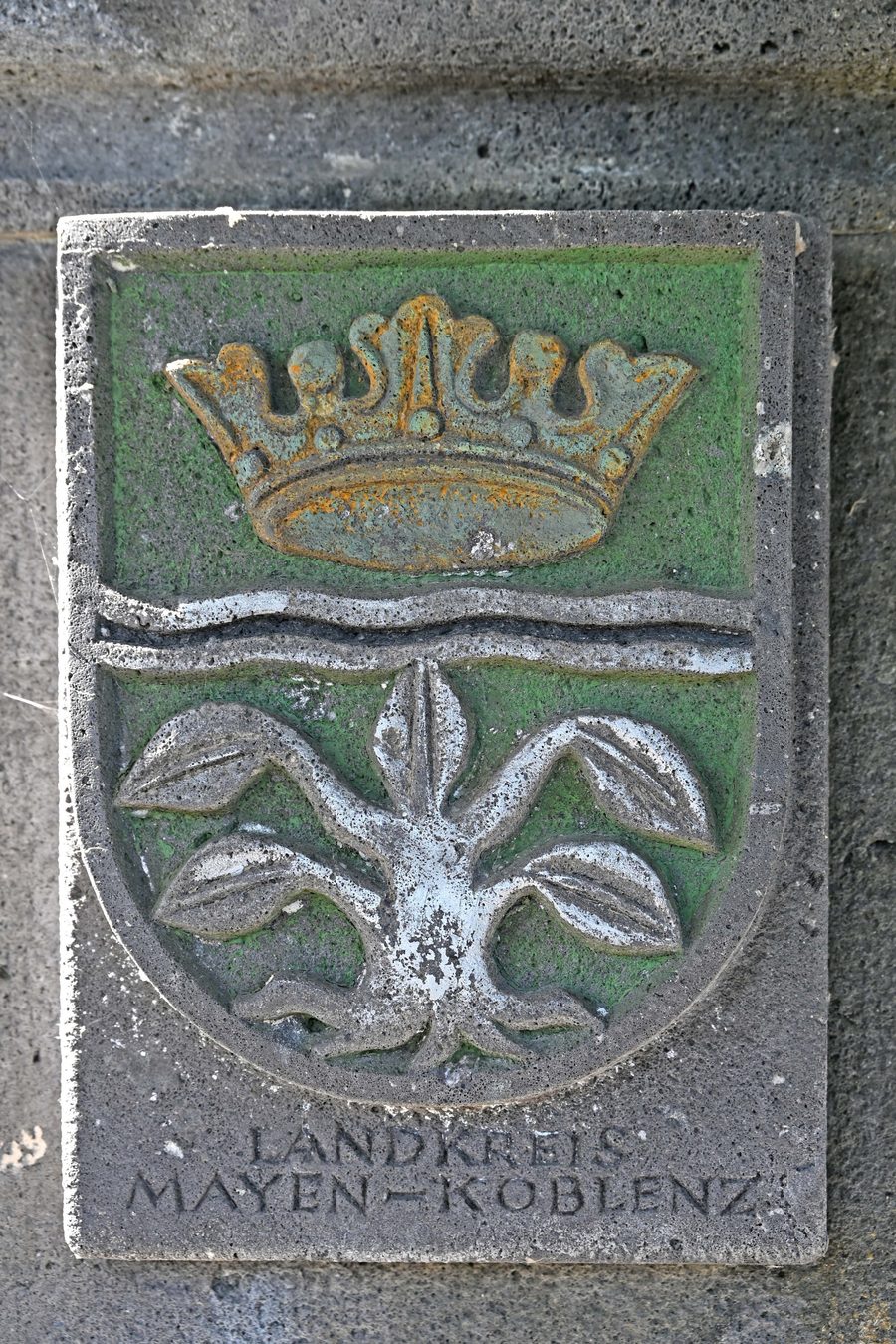 Königsstuhl in Rhens with the coat of arms of Mayen-Koblenz district
