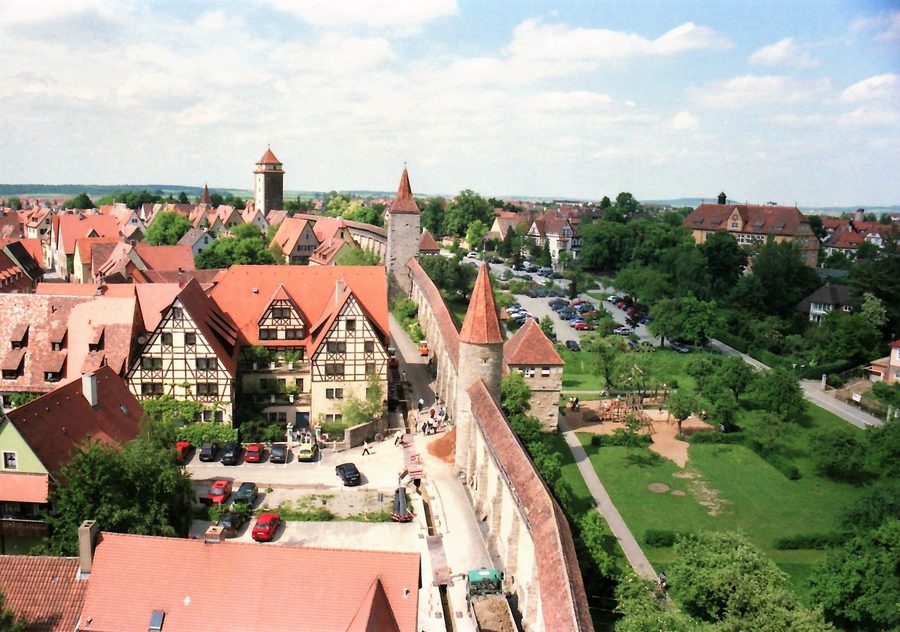 Blick von der Stadtmauer über die Dächer von Rothenburg ob der Tauber