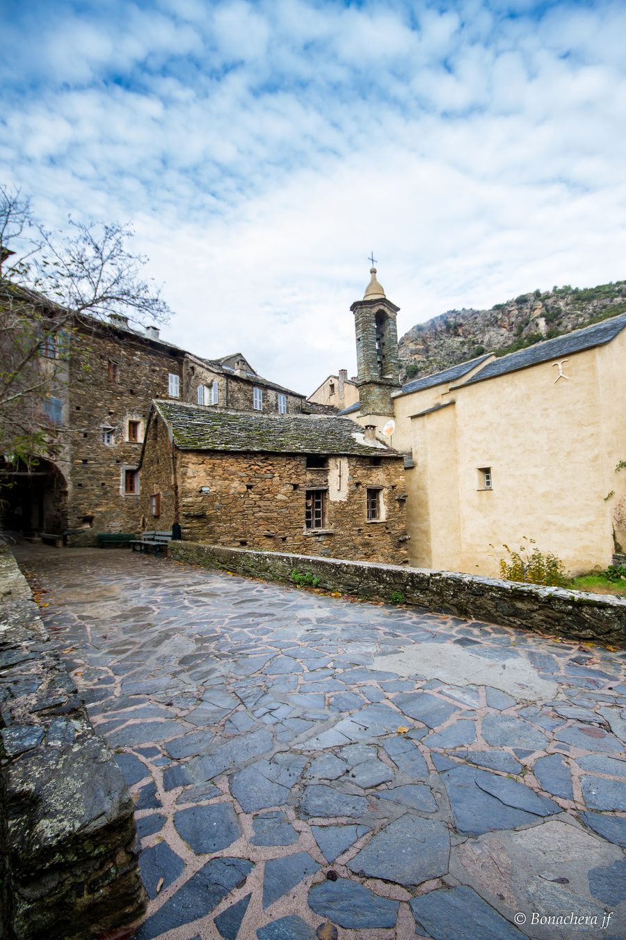 Eingang zum Dorf Saliceto in der bergigen Landschaft von Haute-Corse