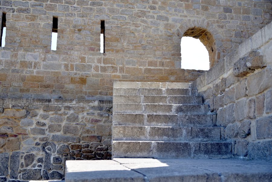 Mauern der Naryn-Kala-Zitadelle mit zwei Toren und 16 Türmen in Derbent, Dagestan