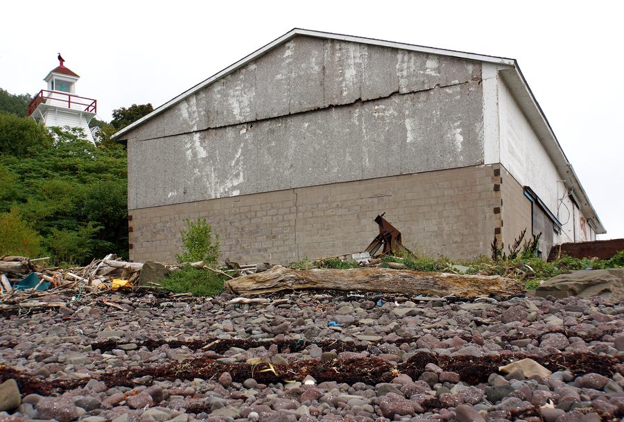 Leuchtturm von Victoria Beach neben einer alten Fischfabrik