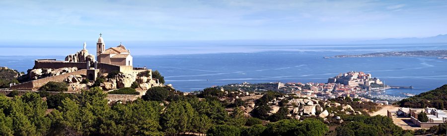Panorama von Calvi und dem Golf von Calvi auf Korsika