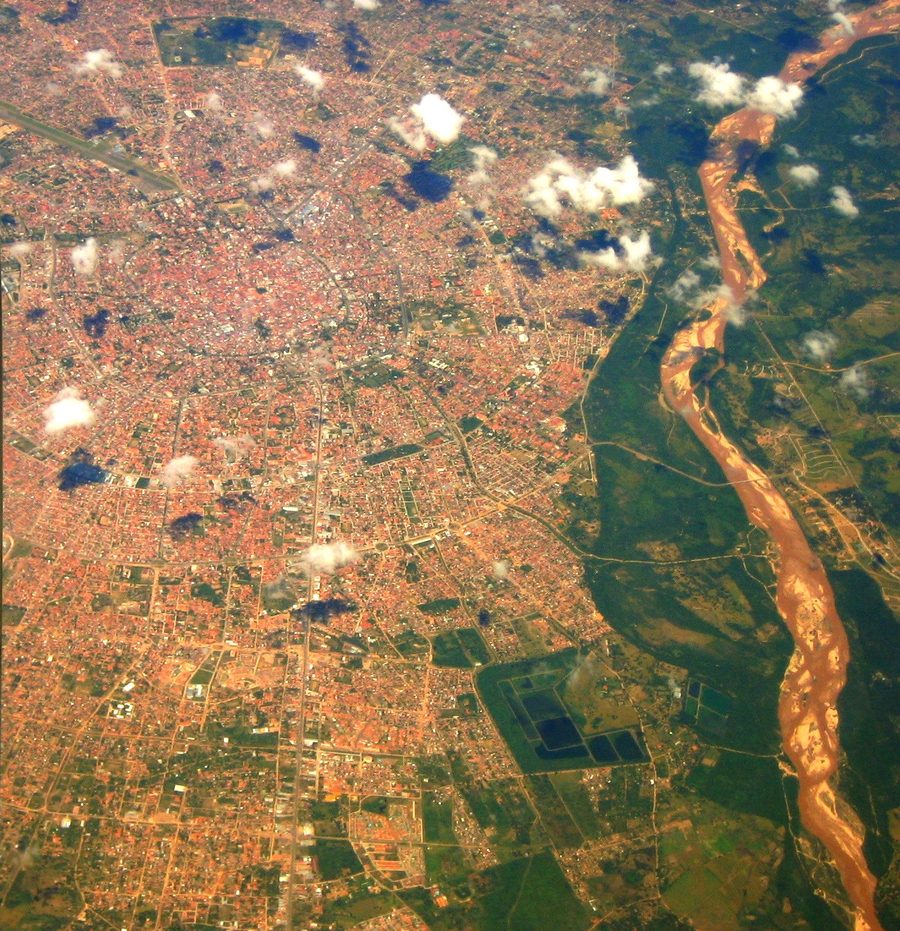 Luftaufnahme über Santa Cruz am Rio Paray in Bolivien