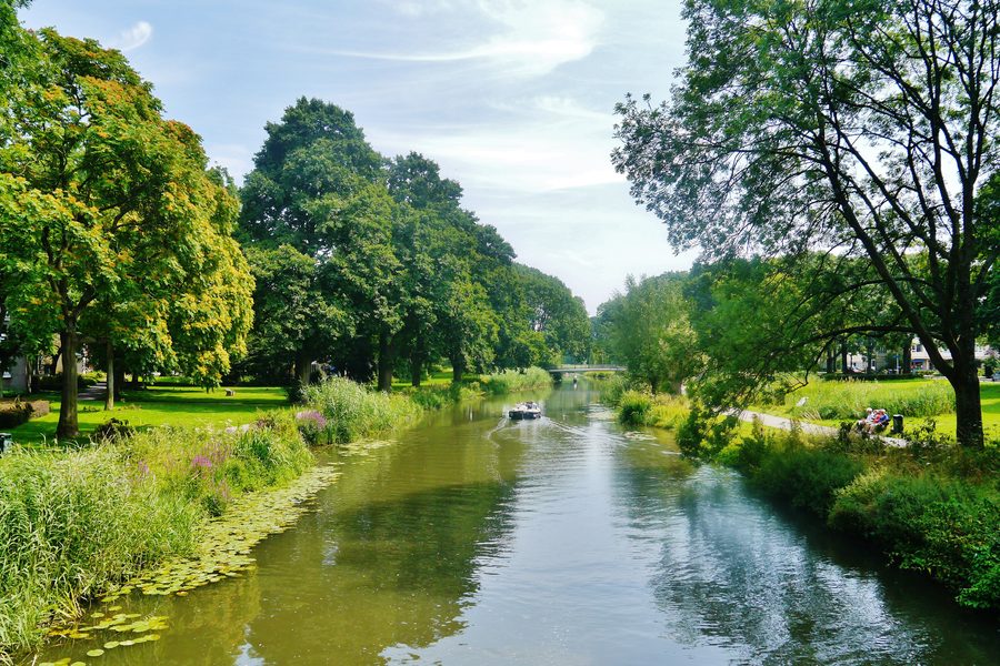 Gracht mit historischen Häusern in Utrecht
