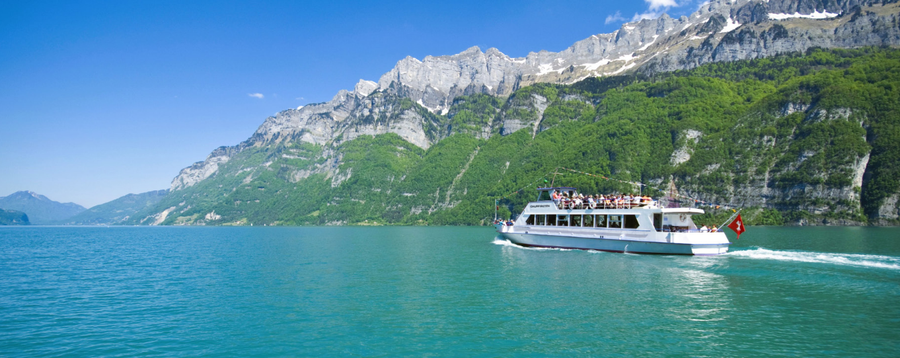 Walenseeschiff MS Churfirsten auf dem Walensee vor der Churfirsten-Kette